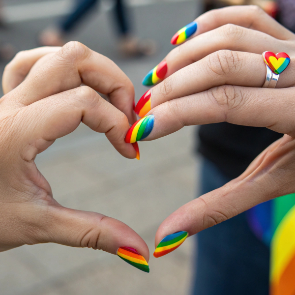 Pride Month Nageldesign: Feier die Vielfalt mit kreativer Nail Art